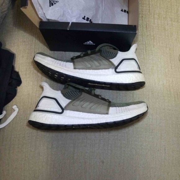 Ultraboost 19 - Picture 2 of 3